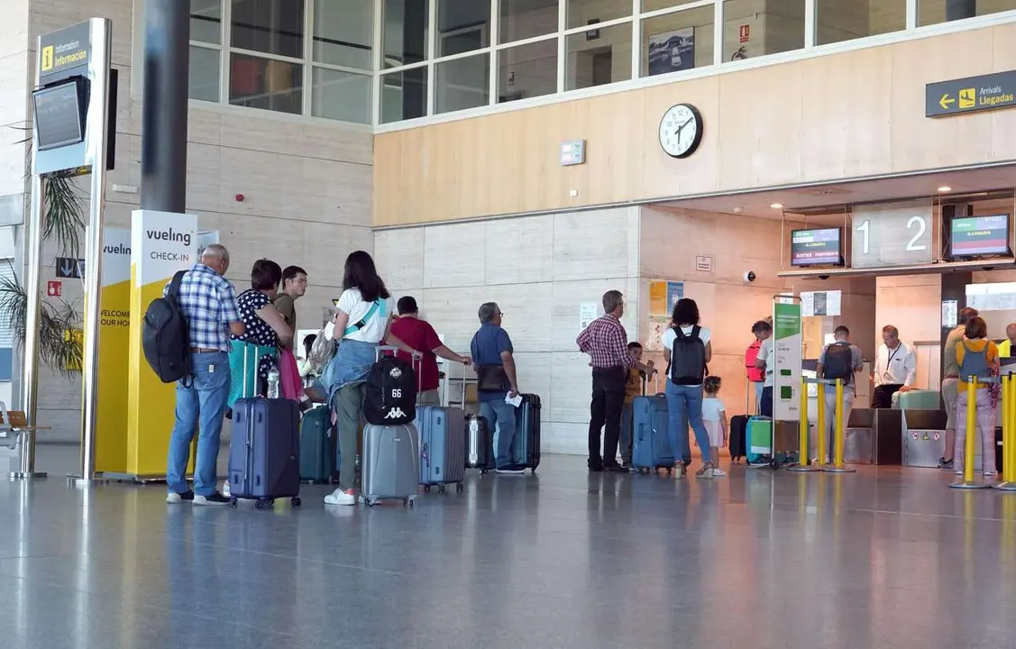 Pasajeros esperando para embarcar en el aeropuerto de Villanubla (Valladolid). | ICAL