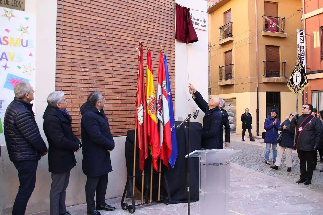 Peio Garc&iacute;a. ICAL. El alcalde de Le&oacute;n, Jos&eacute; Antonio D&iacute;ez preside el descubrimiento de la placa de la Plaza del Desenclavo; asiste al acto el Presidente de las Cortes, Carlos Poll&aacute;n
