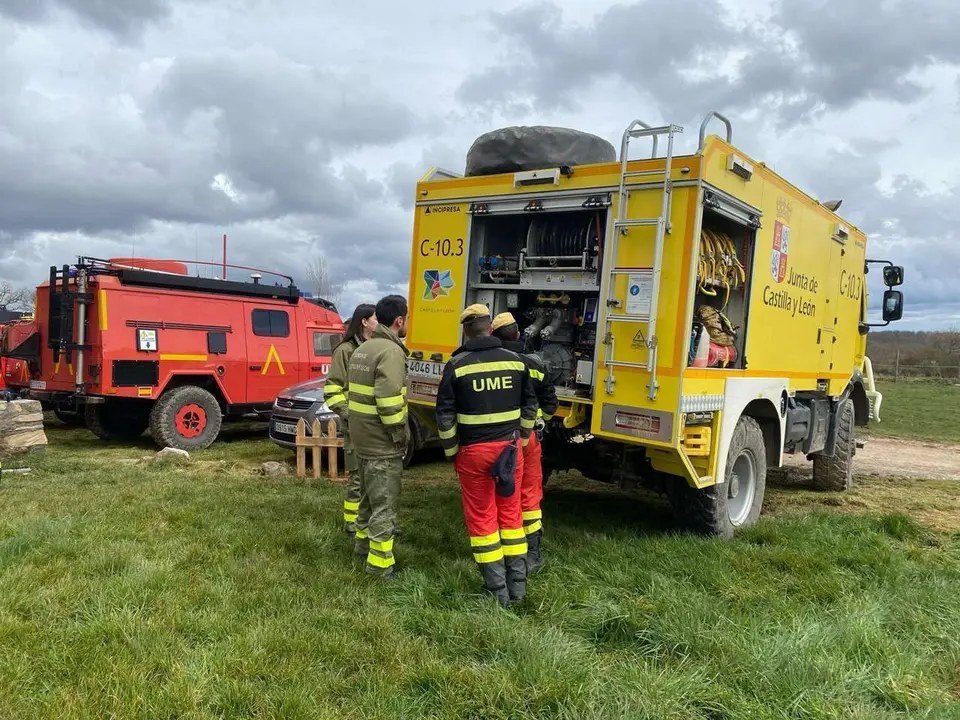 Personal de la Junta y la UME comparten t&eacute;cnicas y materiales en materia de extinci&oacute;n de incendios