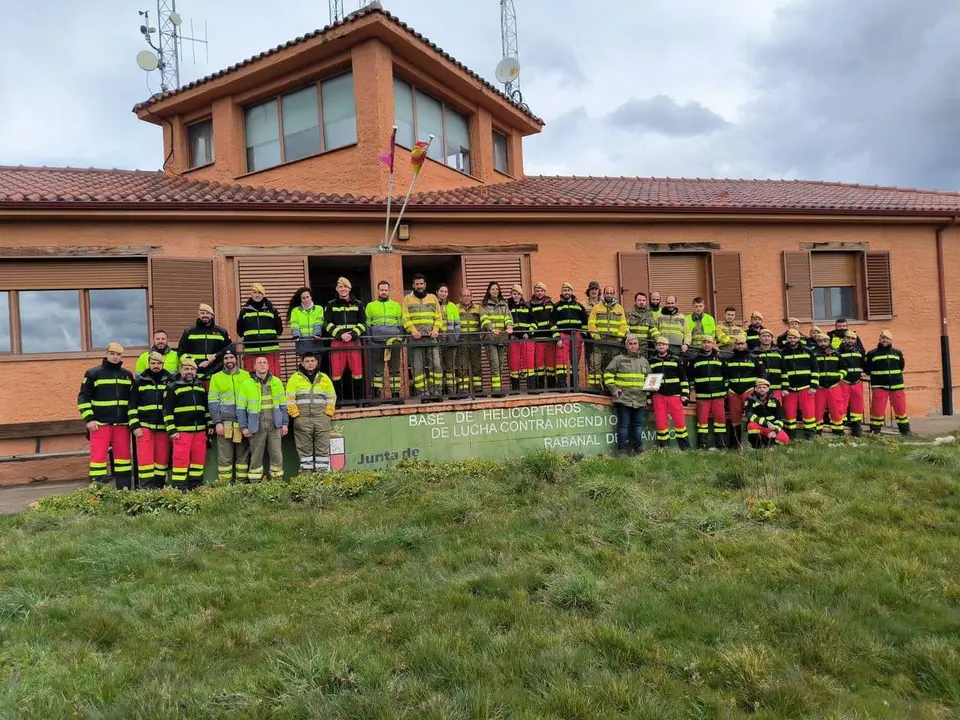 Personal de la Junta y la UME comparten t&eacute;cnicas y materiales en materia de extinci&oacute;n de incendios