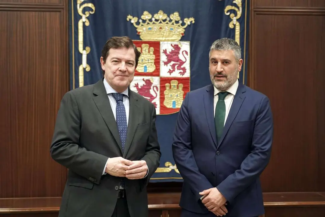 Rub&eacute;n Cacho- El presidente de la Junta de Castilla y Le&oacute;n, Alfonso Fern&aacute;ndez Ma&ntilde;ueco, mantiene un encuentro con el alcalde de la localidad leonesa de San Emiliano, David Marcello