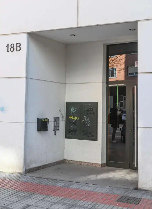 Ricardo Ord&oacute;&ntilde;ez. ICAL. Portal de la Carretera de Poza donde viv&iacute;a la mujer hallada muerta en Salinillas del Camino