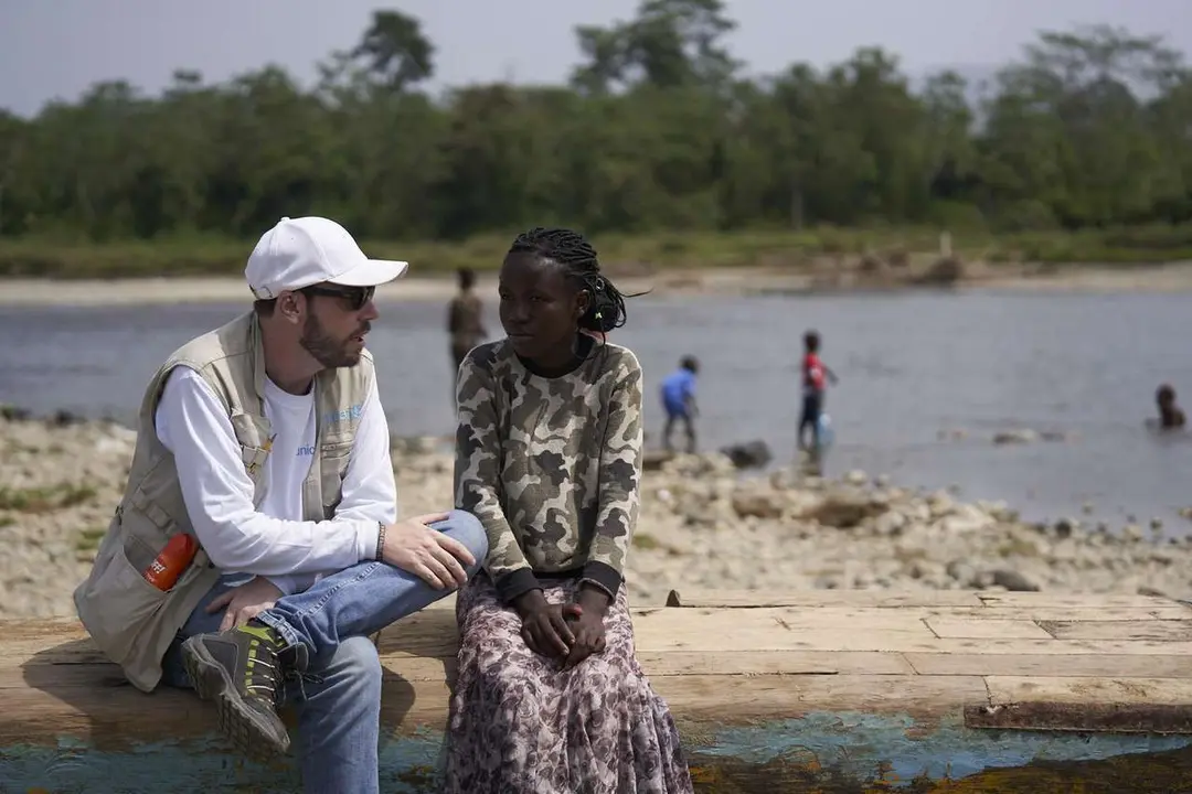El periodista leon&eacute;s Alfonso F. Reca durante una entrevista con Jannete, una joven migrante africana superviviente de la ruta de Dari&eacute;n tras su llegada a la comunidad ind&iacute;gena ember&aacute; de Bajo Chiquito