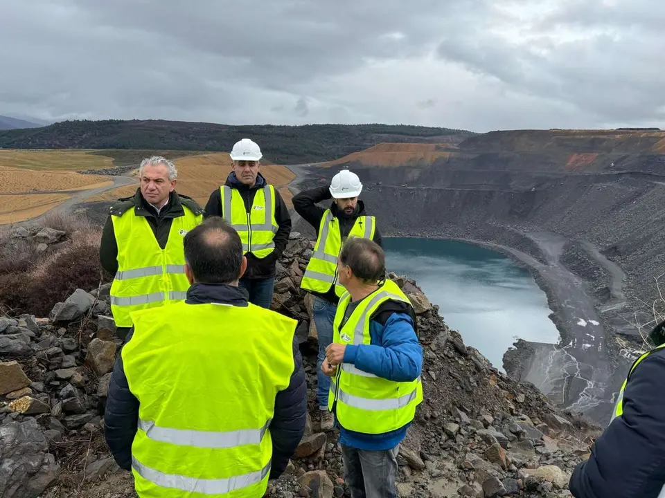 El Delegado del Gobierno en Castilla y Le&oacute;n, Nicanor Sen, durante su visita a las obras de la Gran COrta de Fabero este jueves. / DELEGACI&Oacute;N GOBIERNO 