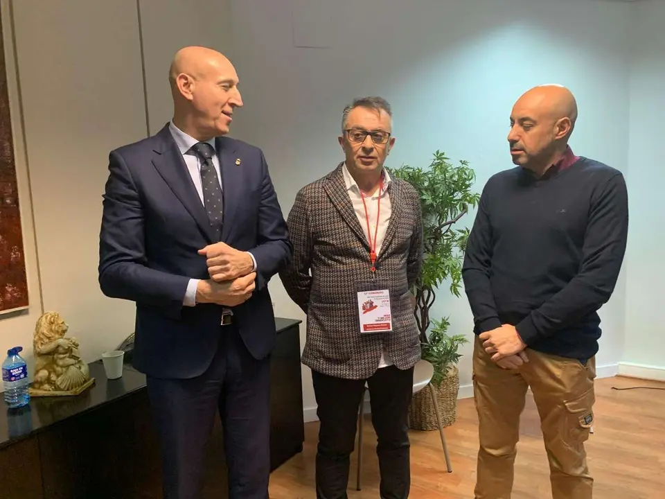 El alcalde de Le&oacute;n, Jos&eacute; Antonio D&iacute;ez, el secretario provincial de UGT Le&oacute;n, Enrique Reguero y el secretario autonomico de UGT, &Oacute;scar Mario Lobo, este viernes al inicio del congreso.