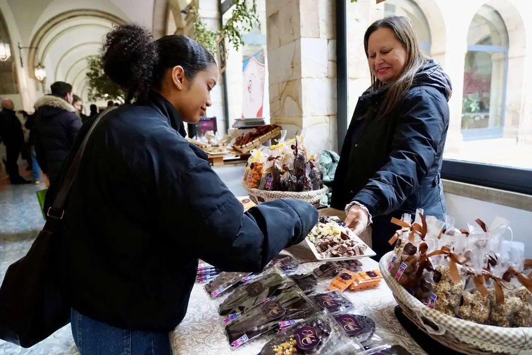 El consejero de Medio Ambiente, Vivienda y Ordenaci&oacute;n del Territorio, Juan Carlos Su&aacute;rez-Qui&ntilde;ones, asiste a la inauguraci&oacute;n del Sal&oacute;n Internacional del Chocolate 2025.