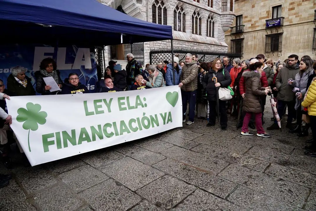 Un grupo de afectados por Esclerosis Lateral Amiotr&oacute;fica de Le&oacute;n se concentran para solicitar al Gobierno que dote de financiaci&oacute;n la Ley ELA
