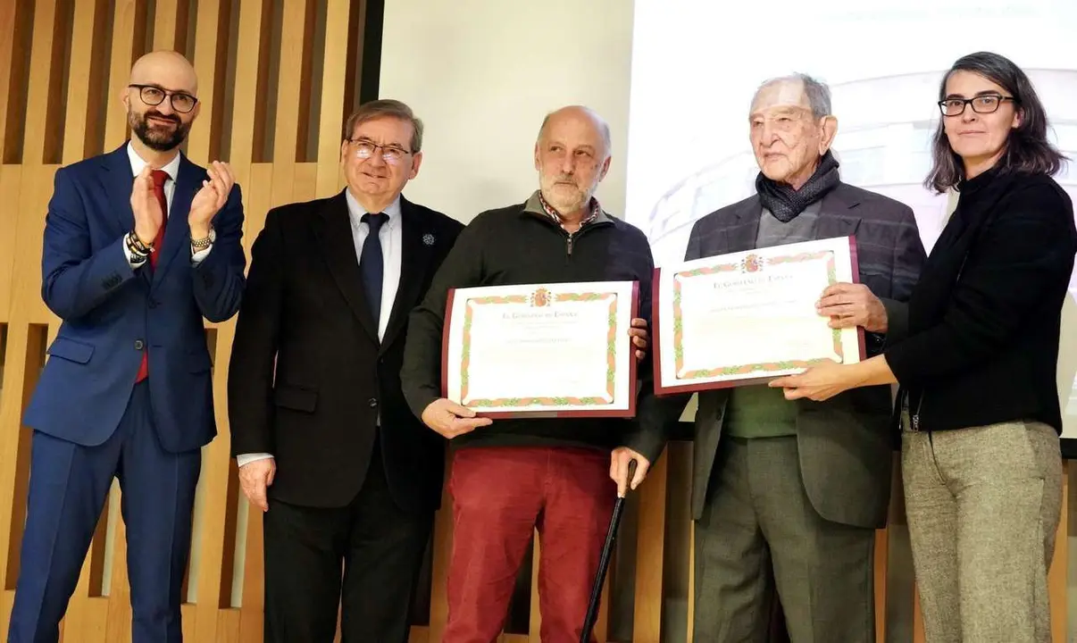 El secretario de Estado de Memoria Democr&aacute;tica, Fernando Mart&iacute;nez, y la comisionada para la celebraci&oacute;n de los 50 a&ntilde;os de Espa&ntilde;a en Libertad, Carmina Gustr&aacute;n, participan en el acto de reconocimiento y reparaci&oacute;n a Albina P&eacute;rez y Nicol&aacute;s S&aacute;nchez Albornoz, &uacute;nicos supervivientes del grupo de luchadores universitarios miembros de la Federaci&oacute;n Universitaria Estudiantil. / CAMPILLO / ICAL