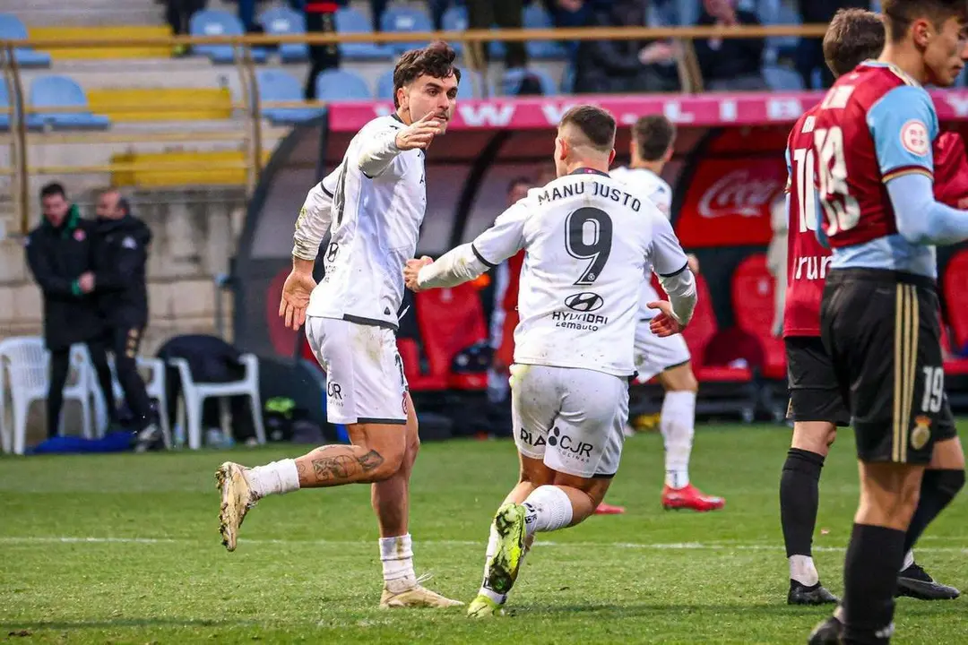 El jugador de la Cultural Manu Justo en un momento del partido frente al Real Uni&oacute;n / @CyDLeonesa