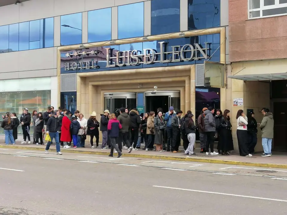 Decenas de leoneses hacen cola para acceder al evento Jaleo Village.
