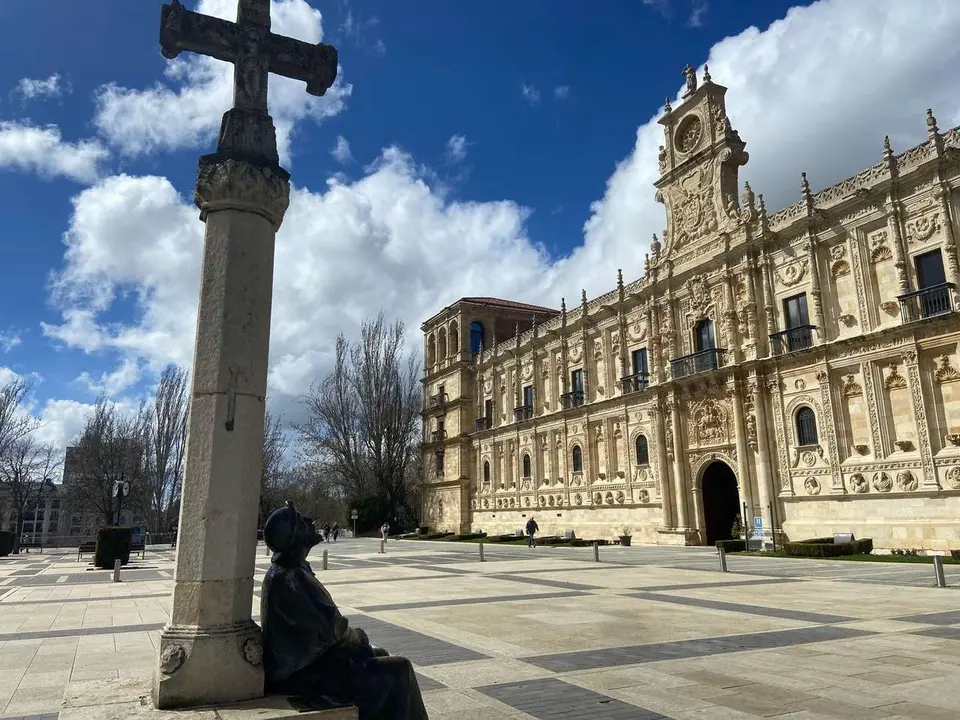 Homenaje al peregrino en la plaza de San Marcos de Le&oacute;n.