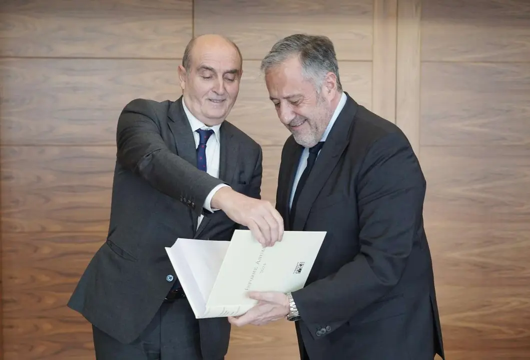 El presidente de las Cortes de Castilla y Le&oacute;n, Carlos Poll&aacute;n, recibe en su despacho al Procurador del Com&uacute;n, Tom&aacute;s Quintana, quien le hace entrega del Informe Anual 2024. / RUB&Eacute;N CACHO / ICAL