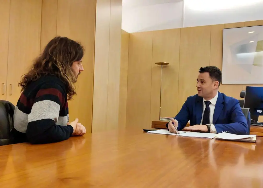 Javier Alfonso Cend&oacute;n junto a C&eacute;sar Prieto, portavoz de la Plataforma en Defensa del Ferrocarril de V&iacute;a Estrecha de Le&oacute;n &ndash; FEVE, durante su encuentro en el Congreso de los Diputados