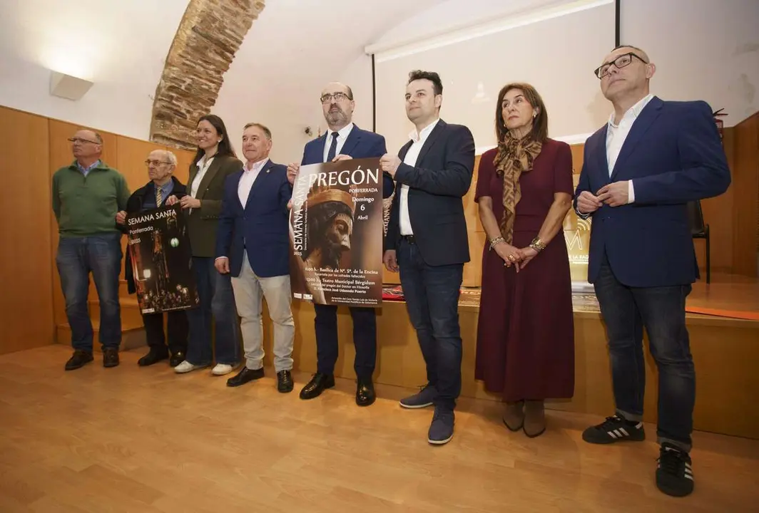 C&eacute;sar S&aacute;nchez. ICAL. El alcalde de Ponferrada, Marco Morala (3D), junto al concejal de Fiestas, Carlos Cortina (D) y miembros de la Real Hermandad de Jes&uacute;s Nazareno, durante la presentci&oacute;n del programa de Semana Santa de Ponferrada