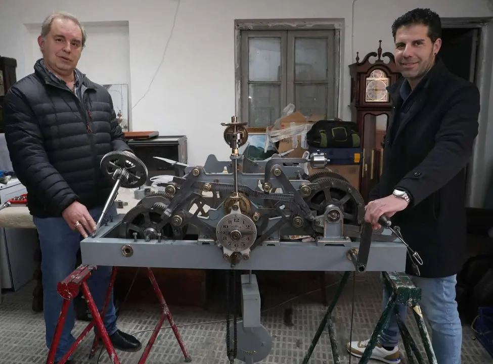 Br&aacute;gimo. ICAL. Reloj del Ayuntamiento de Astorga(Le&oacute;n) en el taller de Palencia  donde ha sido restaurado