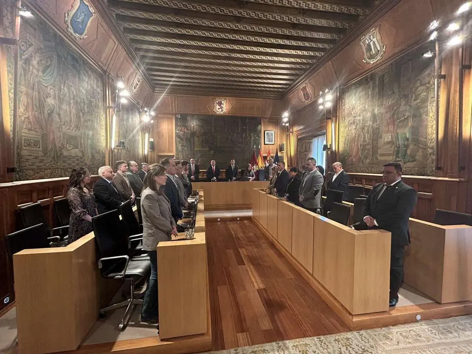 Minuto de silencio previo al pleno de la Diputaci&oacute;n de Le&oacute;n