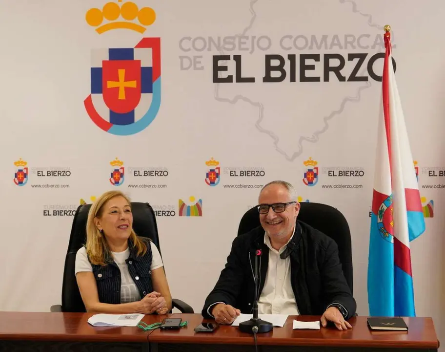 C&eacute;sar S&aacute;nchez, ICAL. El presidente del Consejo Comarcal del Bierzo, Olegario Ram&oacute;n, junto a la directora de Alzheimer Bierzo, Ana Pilar Rodr&iacute;guez, durante la presentaci&oacute;n del proyecto 'Vivienda rural. Proyectos piloto para su liberaci&oacute;n y rehabilitaci&oacute;n'