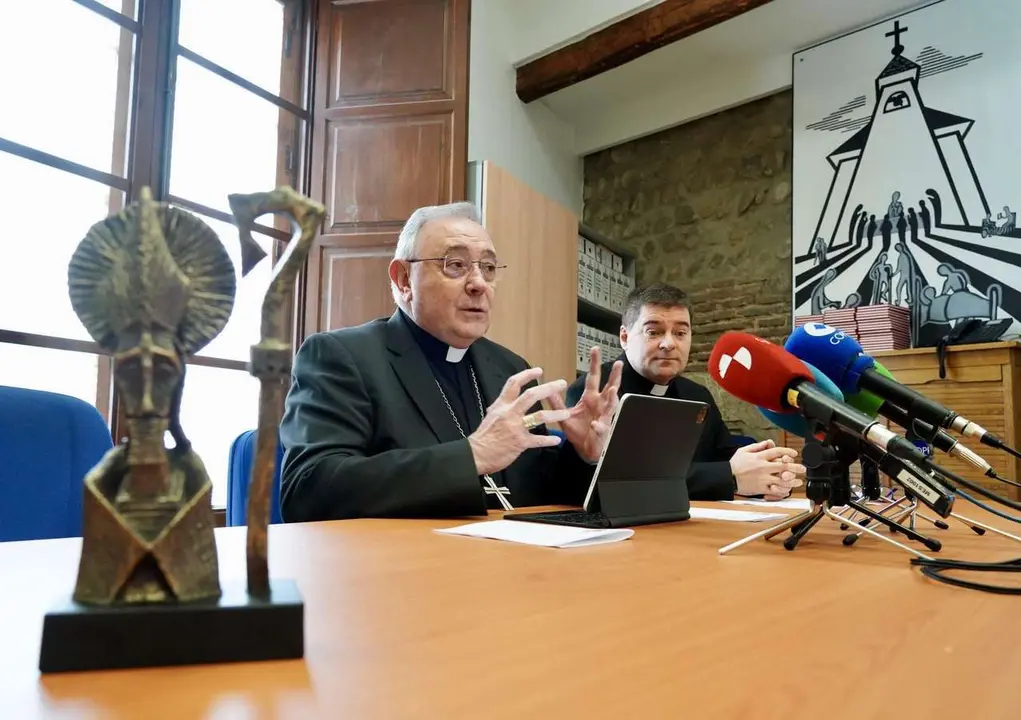 Campillo. ICAL. El obispo de Le&oacute;n, Luis &Aacute;ngel de las Heras, y el vicario general de la Di&oacute;cesis, Luis Garc&iacute;a, presentan los Premios San Froil&aacute;n
