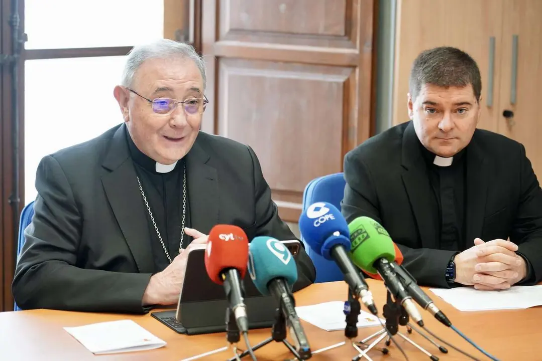 Campillo. ICAL. El obispo de Le&oacute;n, Luis &Aacute;ngel de las Heras, y el vicario general de la Di&oacute;cesis, Luis Garc&iacute;a, presentan los Premios San Froil&aacute;n
