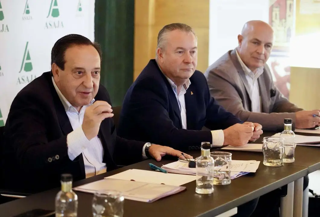 Campillo. ICAL. El presidente nacional de la Asociaci&oacute;n de J&oacute;venes Agricultores, Pedro Barato, atiende a los medios de comunicaci&oacute;n con motivo de la reuni&oacute;n en Le&oacute;n del Comit&eacute; Ejecutivo Nacional de la organizaci&oacute;n. Estar&aacute; acompa&ntilde;ado del presidente auton&oacute;mico, Donaciano Dujo, y el provincial, Arsenio Garc&iacute;a.