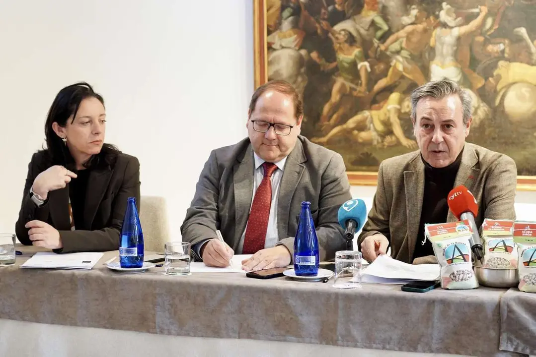 Campillo. ICAL. La directora del Parador de Le&oacute;n, Ana Dom&iacute;nguez; la presidenta de la IGP Alubia de La Ba&ntilde;eza, Montserrat San Jos&eacute;, y el alcalde de La Ba&ntilde;eza, Javier Carrera, presentan las III Jornadas de Promoci&oacute;n de la Alubia IGP de La Ba&ntilde;eza en Paradores Turismo junto al periodista Pepe Ribagorda.
