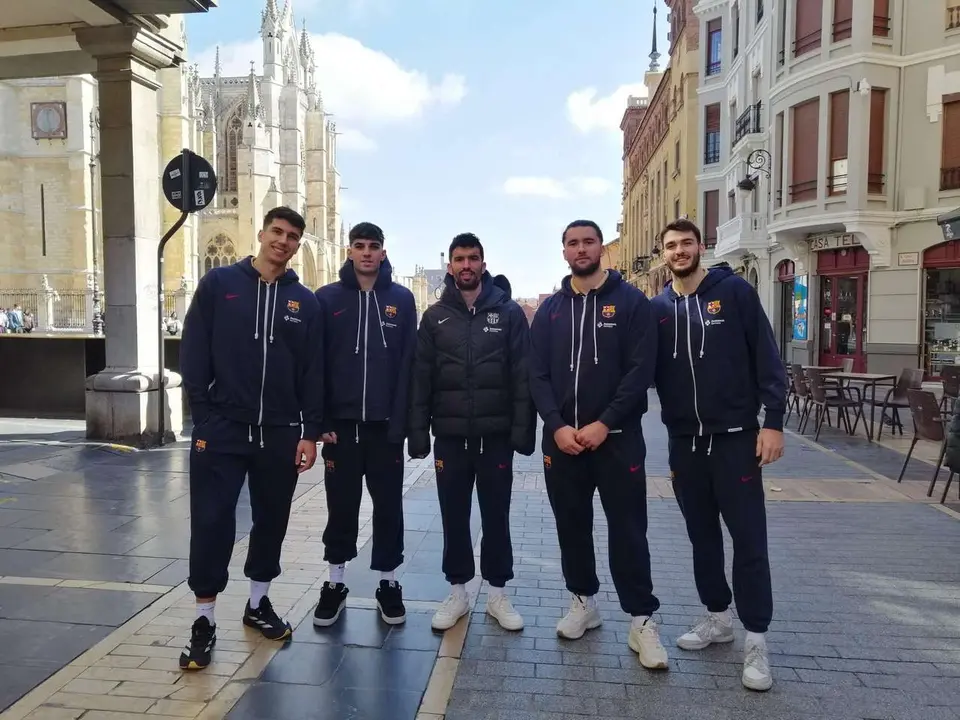 Parte de la plantilla del FC Barcelona de Balonmano esta ma&ntilde;ana en el centro de Le&oacute;n. 