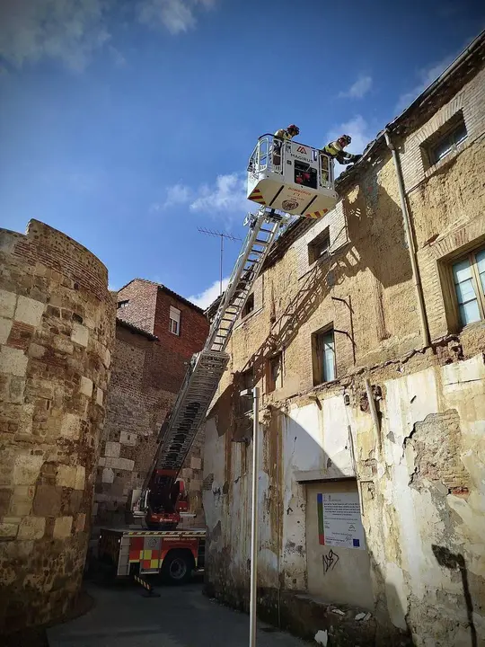 Los Bomberos del Ayuntamiento de Le&oacute;n revisan el Molino Sidr&oacute;n. Foto Bomberos de Le&oacute;n