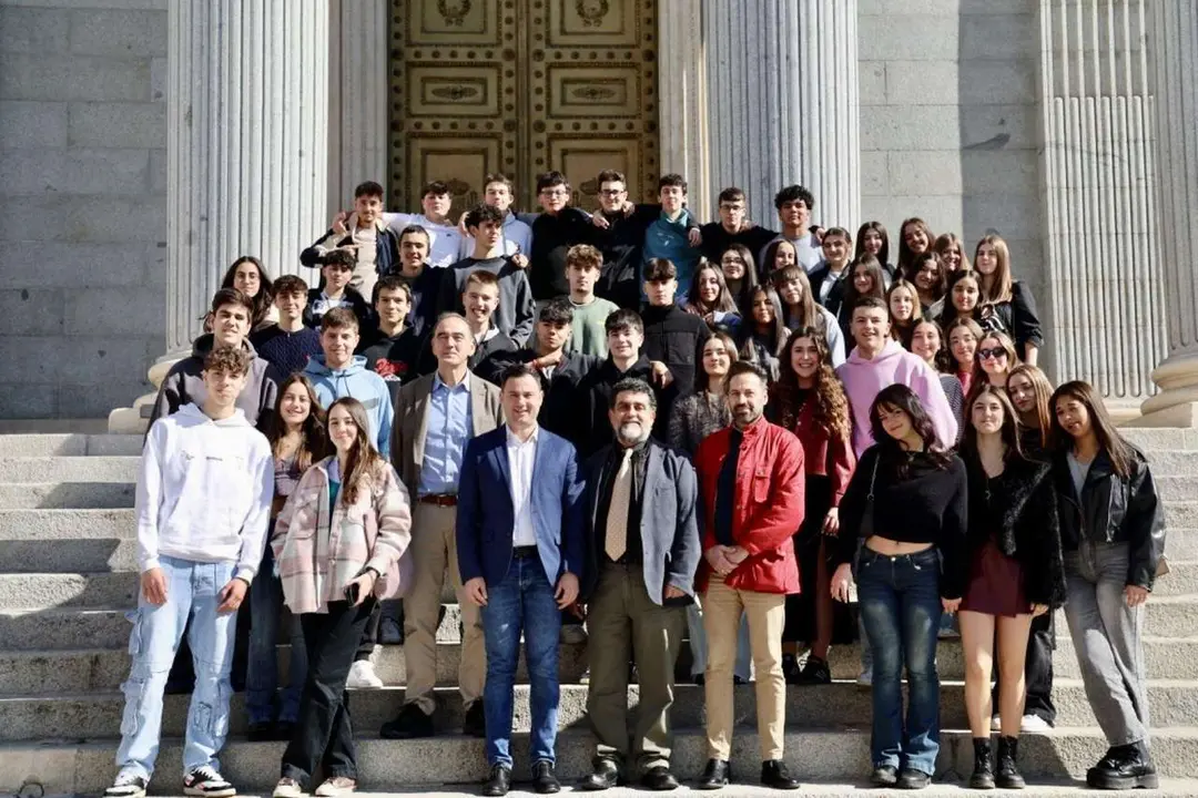 Visita del IES Vadinia de Cistierna al Congreso de los Diputados con Javier Alfonso Cend&oacute;n