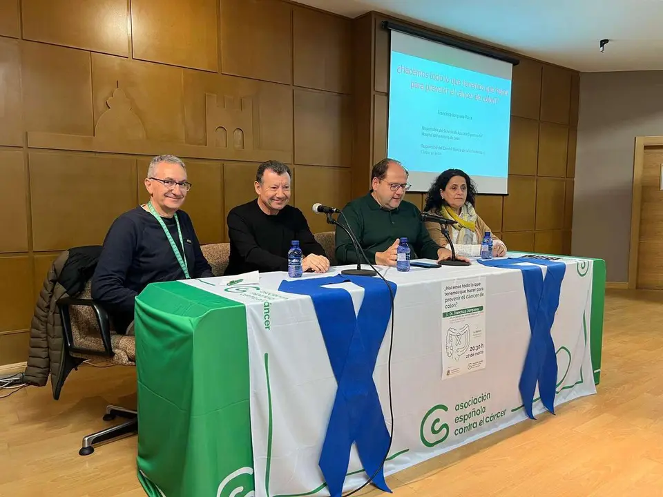 Charla sobre el cáncer de colon en La Ba&ntilde;eza. / AYTO. LA BA&Ntilde;EZA