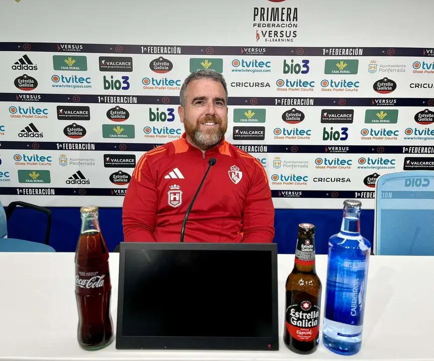 El entrenador de la Deportiva, Javi Rey, en la rueda de prensa previa al partido con el Nastic Tarragona. / SD PONFERRADINA