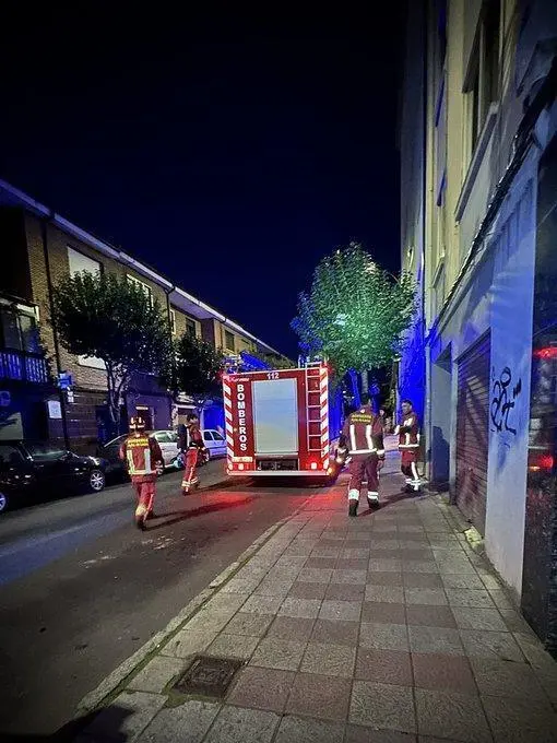 Intervenci&oacute;n de los Bomberos de Le&oacute;n anoche en Santa Ana. / BOMBEROS LE&Oacute;N