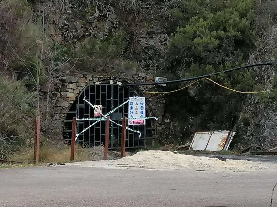 La entrada a la mina de Dega&ntilde;a permanece sellada este martes. / LEON24HORAS