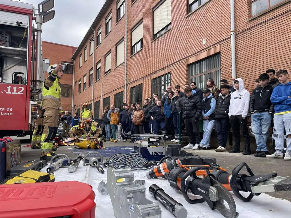 Simulacro incendio en el IES Giner de los R&iacute;os de Le&oacute;n. / AYTO LE&Oacute;N