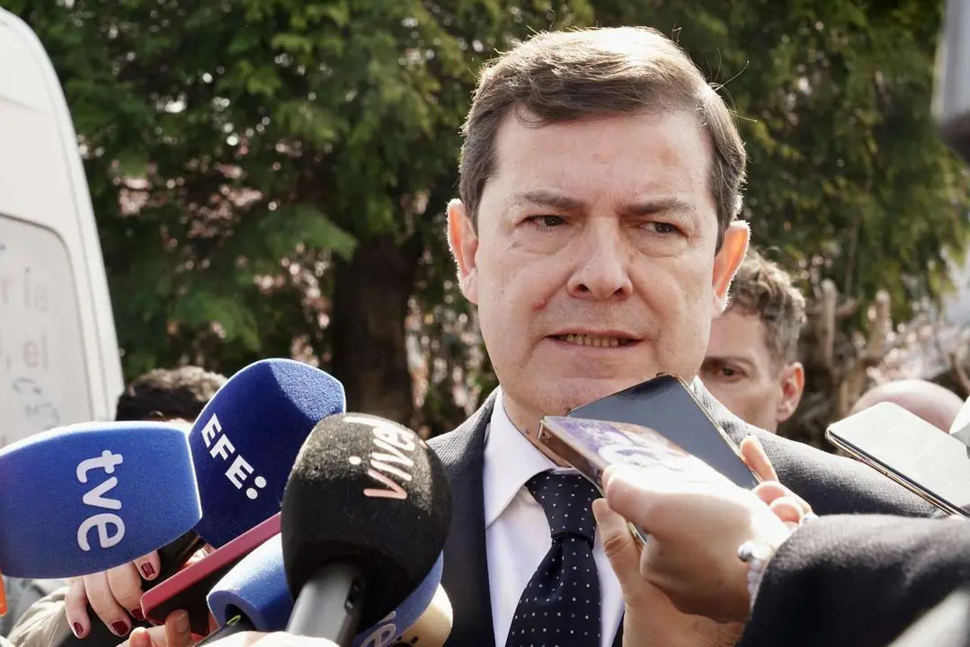 El presidente de la Junta de CAstilla y Le&oacute;n, Alfonso Fern&aacute;ndez Ma&ntilde;ueco, este martes en Villablino. / CAMPILLO / ICAL
