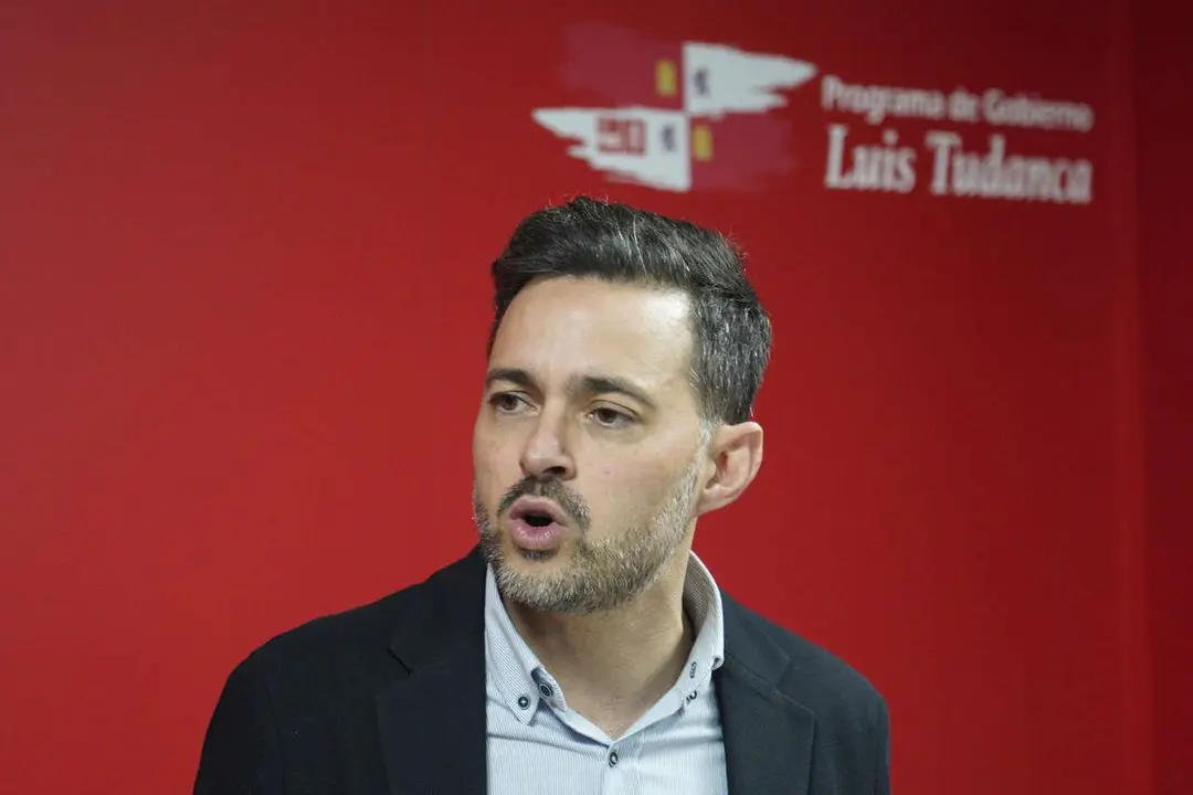 Diego Moreno, durante un acto con la militancia del Bierzo dentro de la campa&ntilde;a de primarias. / C&Eacute;SAR S&Aacute;NCHEZ