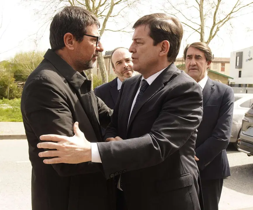 El presidente de la Junta de Castilla y Le&oacute;n, Alfonso Fern&aacute;ndez Ma&ntilde;ueco, acude al tanatorio de Bembibre (Le&oacute;n), d&oacute;nde est&aacute; la capilla ardiente del minero David &Aacute;lvarez fallecido ayer en la mina de Cerredo (Asturias). C&Eacute;SAR S&Aacute;CHEZ / ICAL