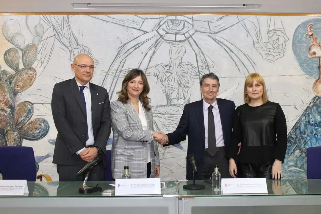 La rectora Nuria Gonz&aacute;lez y Gracialiano Palomo (Sierra Pambley) en la firma del convenio. / PRENSA ULE