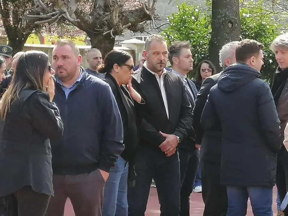 Emilio Mart&iacute;nez, diputado y alcalde de Cabrillanes, en la capilla ardiente de los mineros fallecidos