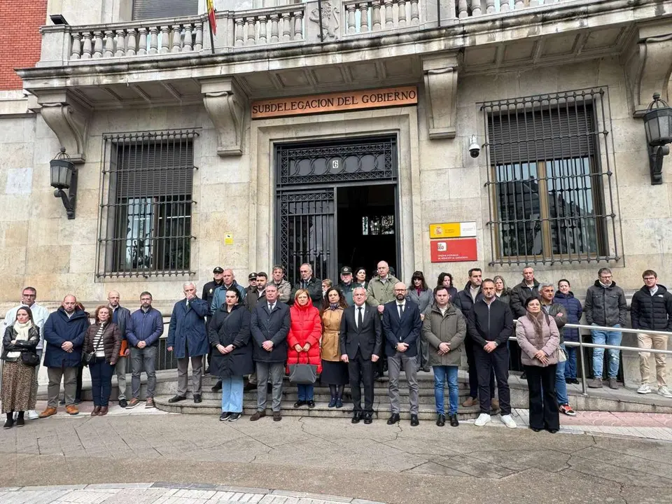 Minuto de silencio en la Subdelegaci&oacute;n por el asesinato de una menor a manos de la ex pareja de su madre