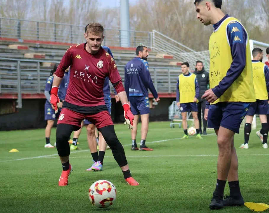 Entrenamiento de la Cultural previo al partido contra el Arenteiro. / @CyDLeonesa