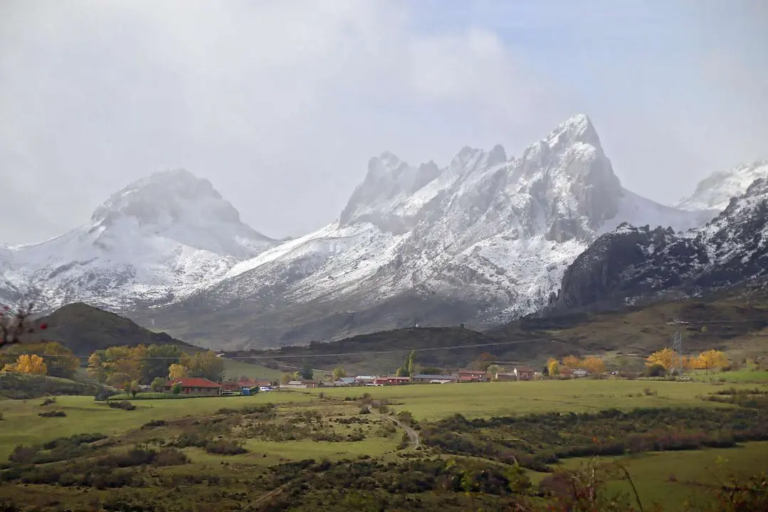 Imagen de archivo de nieve en la monta&ntilde;a de Le&oacute;n. / PEIO GARC&Iacute;A / ICAL