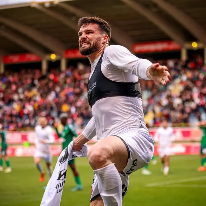 La Cultural venci&oacute; al Arenteiro con gol de Eneko. / @CyDLeonesa