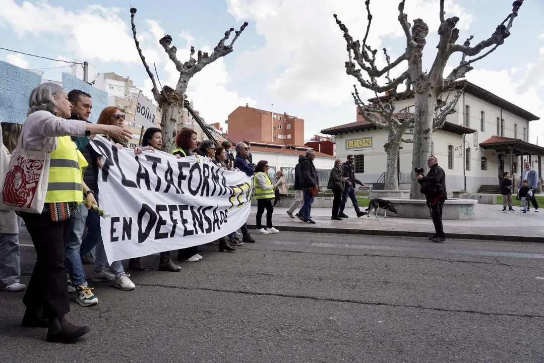 Manifestaci&oacute;n en defensa de Feve este domingo en las calles de la ciudad de Le&oacute;n. / CAMPILLO / ICAL