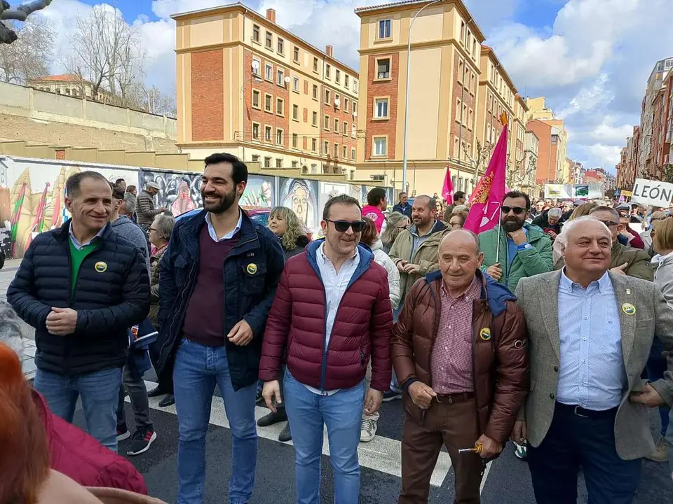 Representates del PP en la manifestaci&oacute;n por Feve en Le&oacute;n. / PRENSA PP