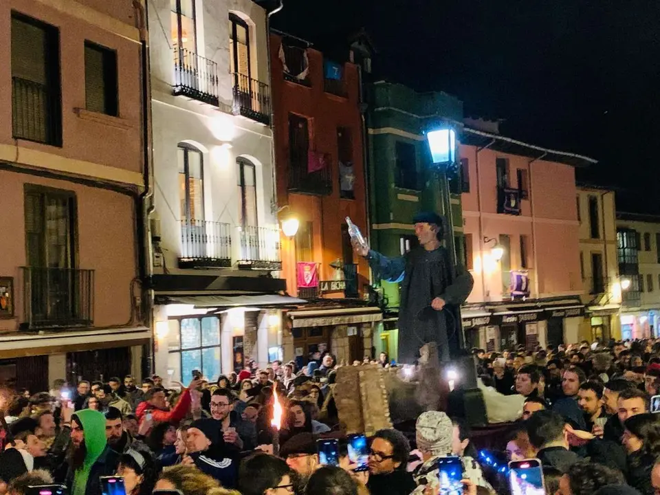 El Entierro de Genar&iacute;n a su paso por el barrio H&uacute;medo. | LE&Oacute;N24HORAS