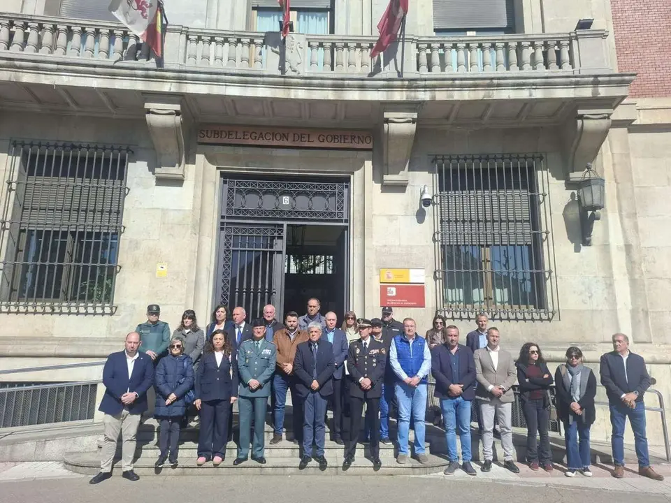 Minuto de silencio a las puertas de la Subdelegaci&oacute;n del Gobierno en Le&oacute;n