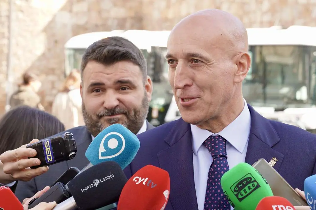 Campillo. ICAL. El alcalde de Le&oacute;n, Jos&eacute; Antonio Diez, y el concejal de Limpieza, Jon Fern&aacute;ndez, presentan nuevos medios del servicio de limpieza.