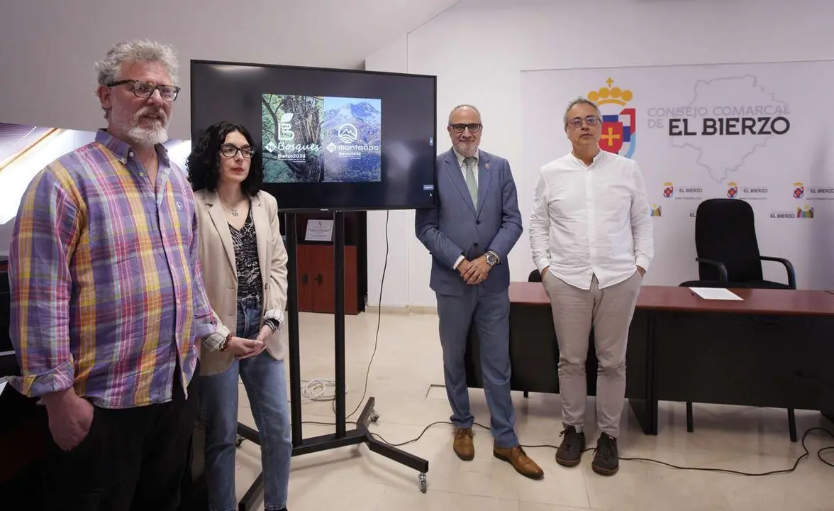 ICAL. El presidente del Consejo Comarcal del Bierzo, Olegario Ram&oacute;n (2D), junto a la consejera comarcal de Formaci&oacute;n y Empleo, Laura Fern&aacute;ndez, el presidente de la Asociaci&oacute;n Bierzo Vivo, Nicol&aacute;s de la Carrera (I), y el catedr&aacute;tico de la ULE Alfonso Fern&aacute;ndez Manso (D), durante la presentaci&oacute;n de las gu&iacute;as interactivas sobre bosques y monta&ntilde;as del Bierzo