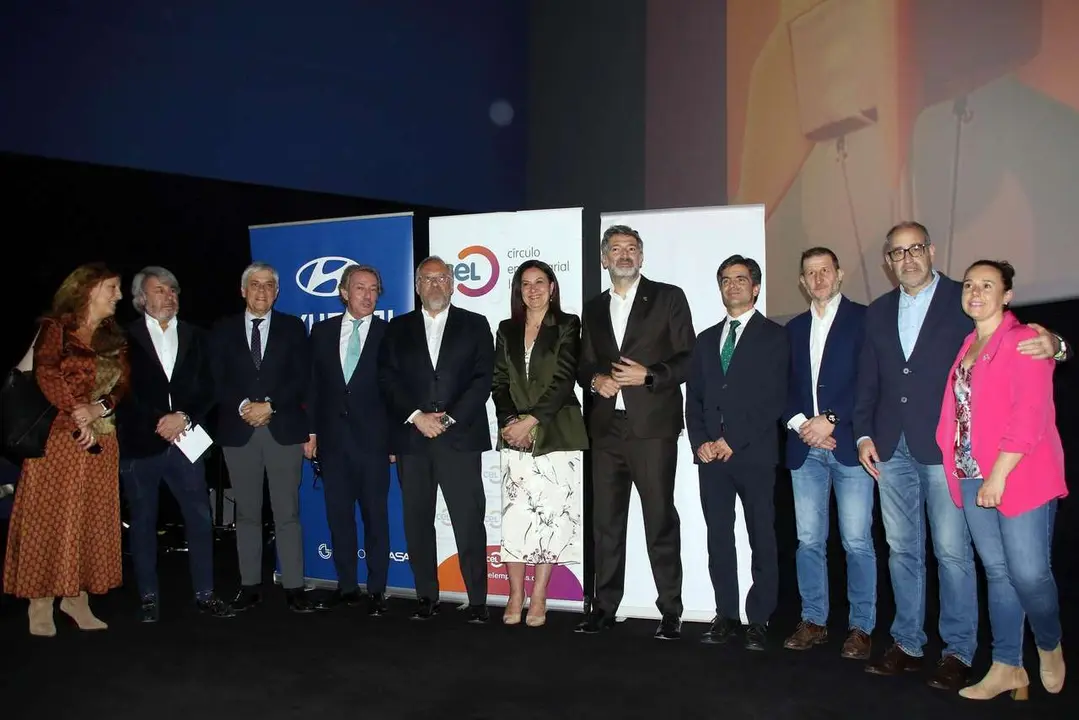 Peio Garc&iacute;a. ICAL. El presidente de las Cortes, Carlos Poll&aacute;n y el presidente del CEL, Julio C&eacute;sar &Aacute;lvarez, en la entrega de los premios del segundo concurso Emprende del CEL
