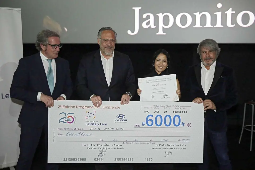 Peio Garc&iacute;a. ICAL. El presidente de las Cortes, Carlos Poll&aacute;n y el presidente del CEL, Julio C&eacute;sar &Aacute;lvarez, en la entrega de los premios del segundo concurso Emprende del CEL